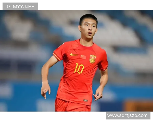 足球明星展现多才多艺魅力钢琴演奏与绿茵场上的激情碰撞